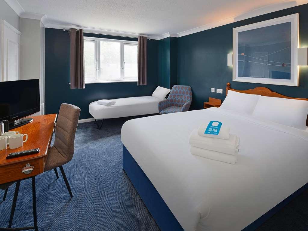 Travelodge Cardiff Whitchurch Room photo